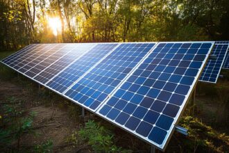 Une solution éco-responsable : Tout ce que vous devez savoir sur les panneaux solaires